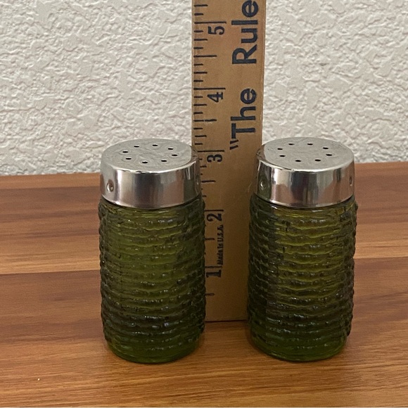 Vintage MCM Mid Century Modern Avocado Green Textured Glass Salt & Pepper Shaker - Picture 5 of 13